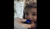 Wzruszający film, na którym uratowany spod gruzów chłopiec pije wodę z korka, obiega świat