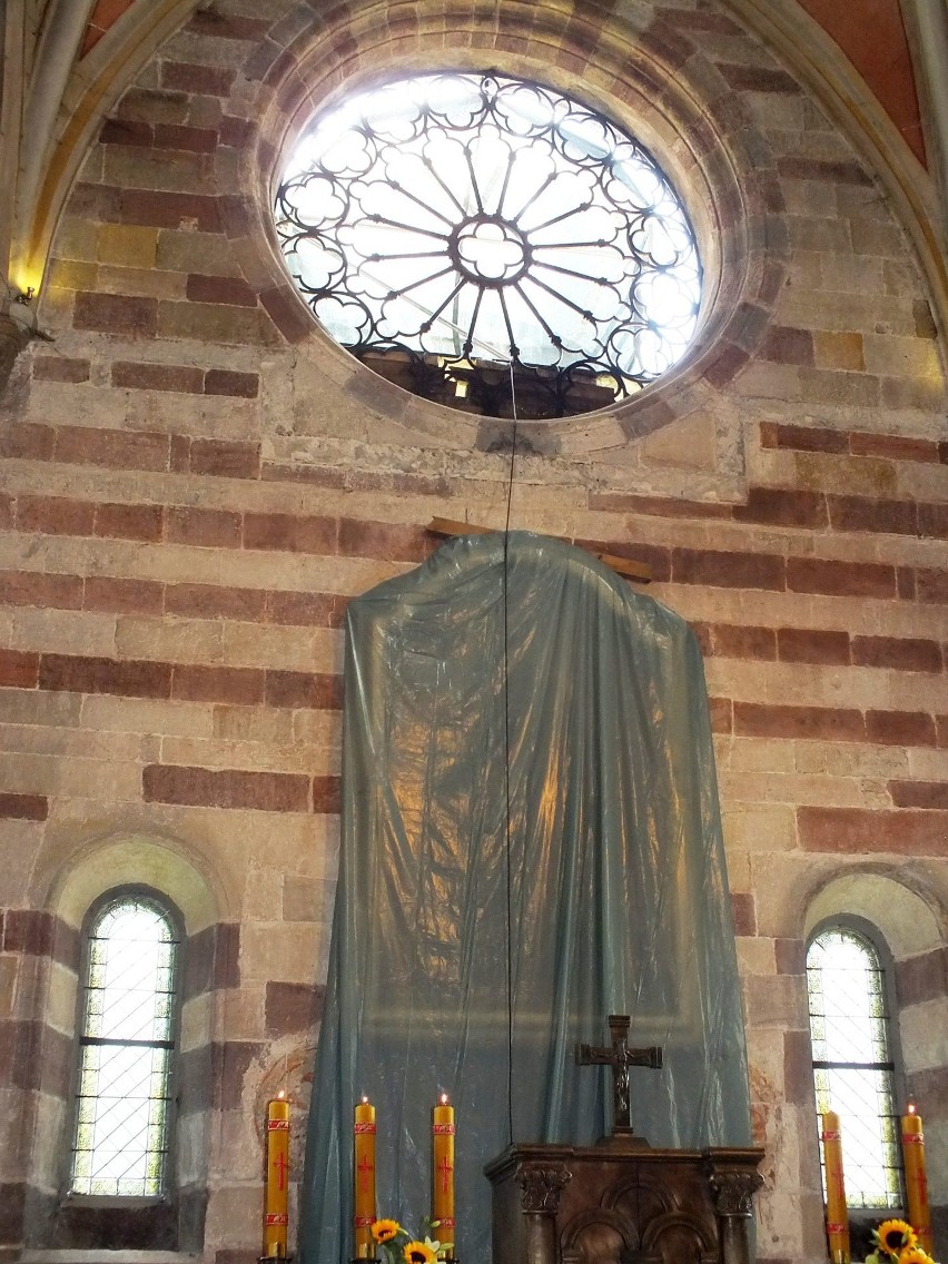 Na czas remontu zabezpieczono obraz w prezbiterium kościoła