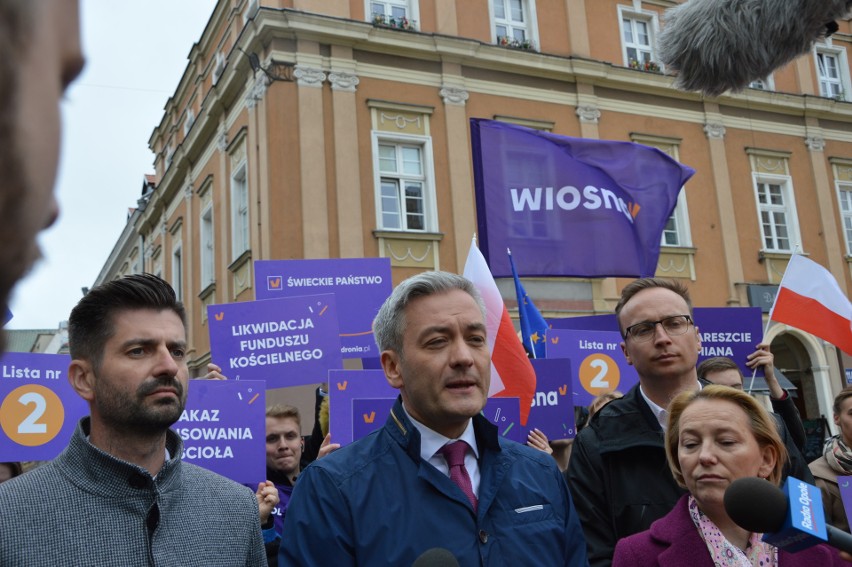 Robert Biedroń w Opolu. Żąda powołania komisji sejmowej do zadośćuczynienia ofiarom księży pedofilów