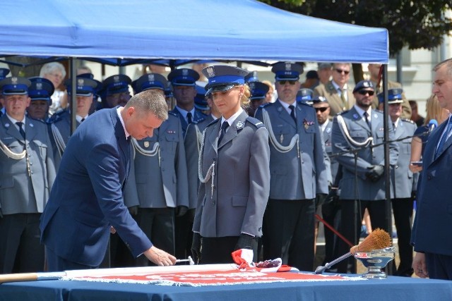 Zaproszeni goście wbijali pamiątkowe gwoździe w drzewiec sztandaru grójeckiej policji. Na pierwszym planie, z lewej wicewojewoda Artur Standowicz.