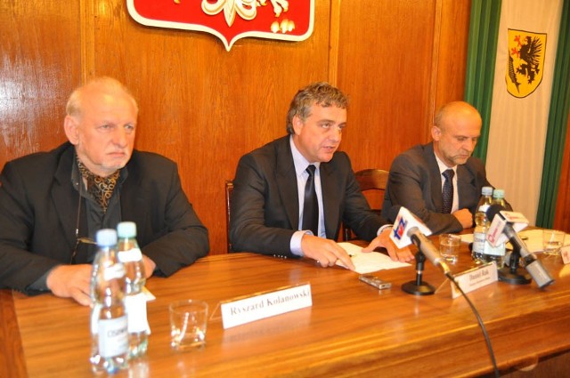 Wczorajsza konferencja w ratuszu (od lewej) Ryszard Kolanowski, wiceburmistrz Daniel Rak i starosta Krzysztof Lis. 