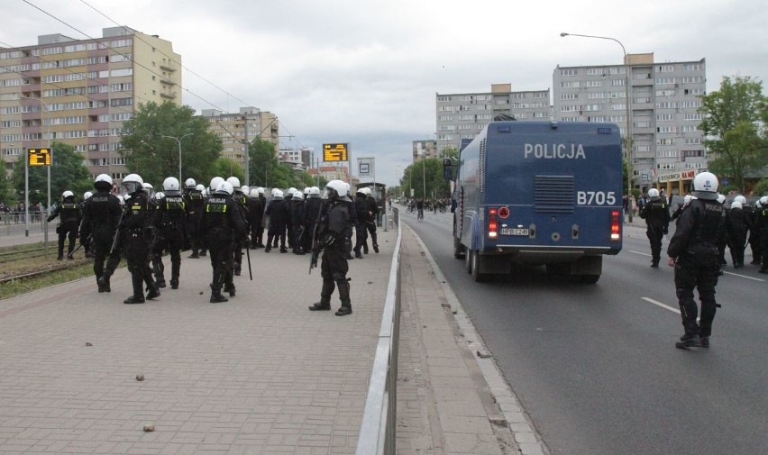 Zamieszki na Legnickiej po śmierci w komisariacie. Rzucali kamieniami w policję