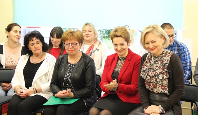 W spotkaniu z drugoklasistami uczestniczyła Ewa Markowska-Bzducha - wójt Gminy Wolanów oraz przedstawiciele Wojewódzkiej i Powiatowej Stacji Sanitarno-Epidemiologicznej w Radomiu i rodziców.