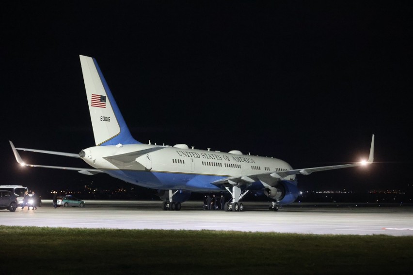 Na lotnisku w Jasionce na prezydenta Bidena czeka już Boeing 757 [ZDJĘCIA]