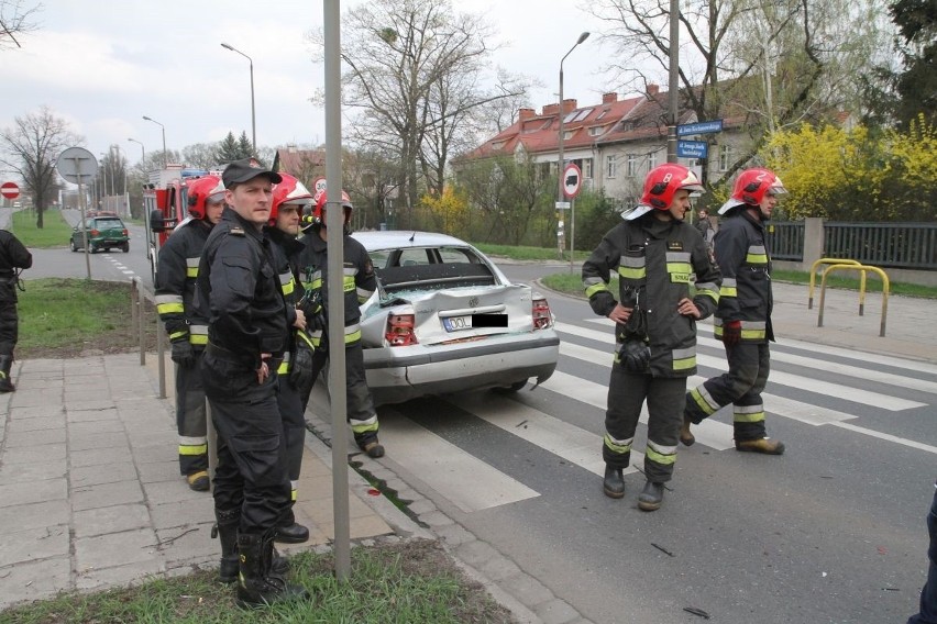 Wypadek na Kochanowskiego. Zderzenie autobusu z dwoma samochodami (ZDJĘCIA)