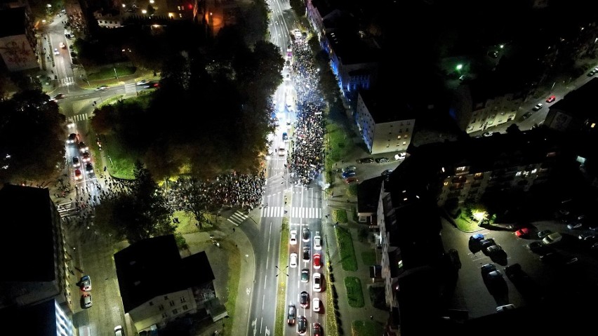 Protest Kobiet w Słupsku. Marsz na ujęciach z drona [ZDJĘCIA]