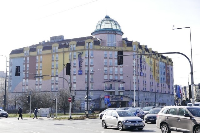 Hotel Sobieski zostanie przemalowany. Ruszyły pierwsze prace. Jak będzie wyglądać bryła budynku?