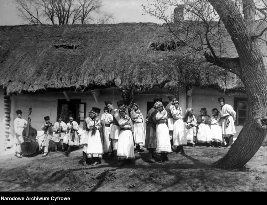 Taniec weselny przed chatą rodziców panny młodej, 1930 rok.
