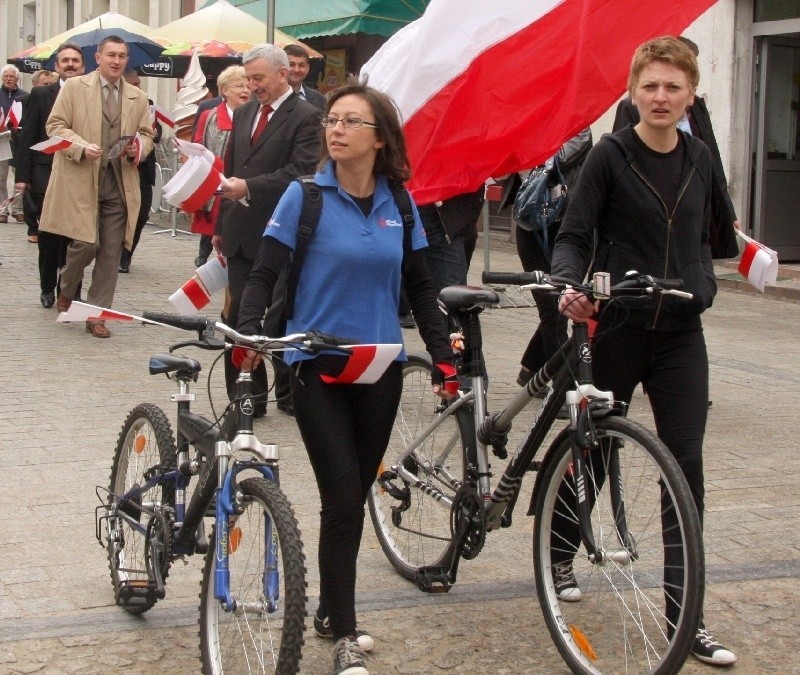 Kasia Zapała i Agata Wojda z rowerami.