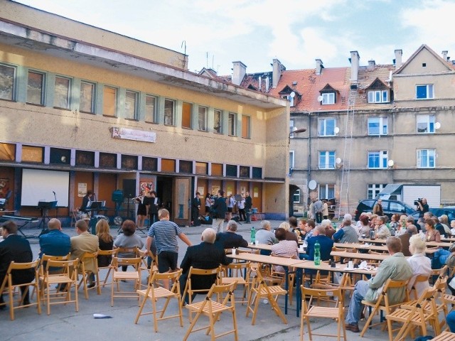 W październiku ub. roku mieszkańcy pożegnali kino Wolność happeningiem zorganizowanym przez emerytów. (fot. Krzysztof Strauchmann)