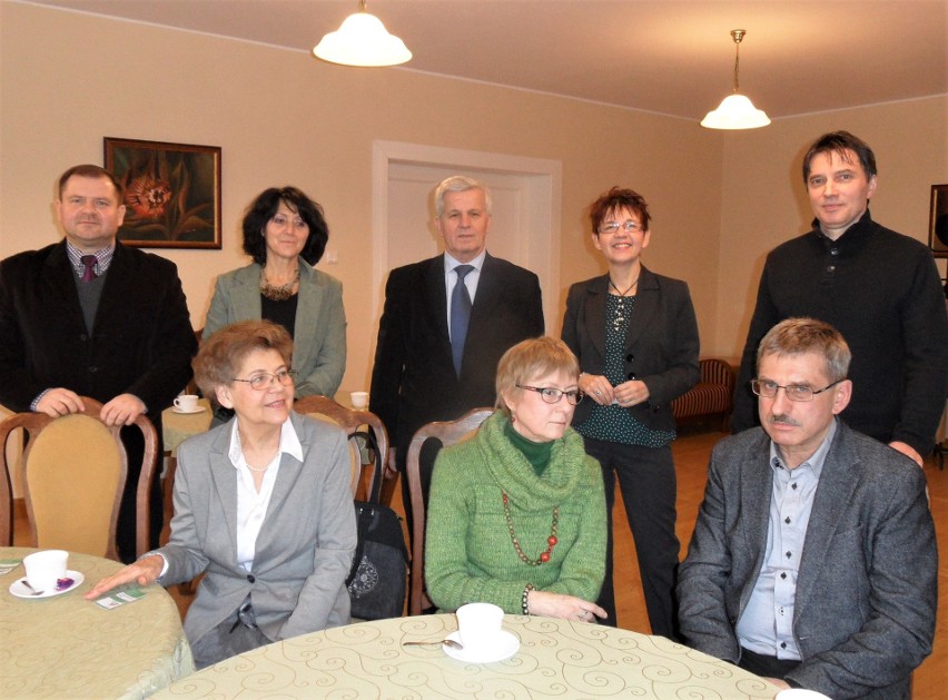 Jerzy Rębisz (stoi, w środku) w grudziądzkim teatrze, z...