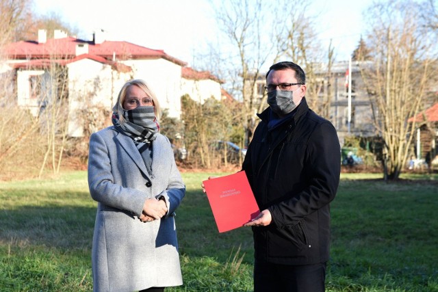 Na nowo zakupionej działce o powierzchni 30 arów przy krzeszowickim LO powstanie sala gimnastyczna