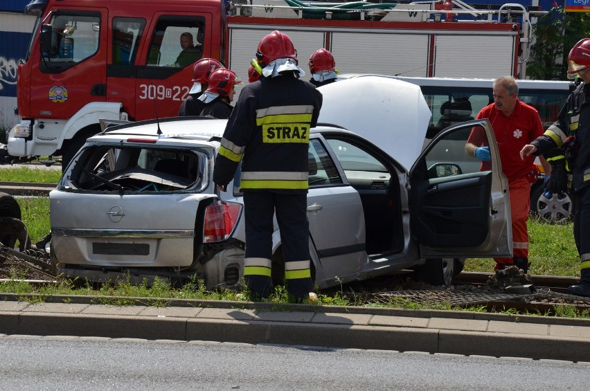 Wrocław: Wypadek na Legnickiej. Opel zablokował torowisko (ZDJĘCIA)