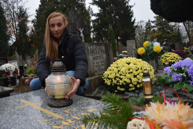 Z każdą godziną coraz większy ruch robi się na cmentarzu przy ul. Żwirowej w Gorzowie. Największą nekropolię na północy regionu co roku w uroczystość Wszystkich Świętych odwiedza - według szacunków - 50-60 tys. osób. Emilia Widzicka (na zdjęciu) z Gorzowa przyszła na grób swojego stryjka już około 9.00.1 listopada 2016 przyjrzeliśmy się, jak wygląda ruch na trasie prowadzącej do cmentarza komunalnego w Gorzowie.We wtorek 1 listopada na gorzowski cmentarz komunalny najlepiej wybrać się autobusem komunikacji miejskiej. Linie: 105, 111, 132 oraz C, które dowożą pasażerów pod sam cmentarz, są darmowe. Kursują co 10 minut.Przypominamy, od kilku dni działa już internetowa wyszukiwarka grobów. Po wejściu na stronę www.cmentarz.gorzow.pl możecie odszukać aż 43 tys. miejsc pochówków. Baza zawiera dane do początku października 2016 r.