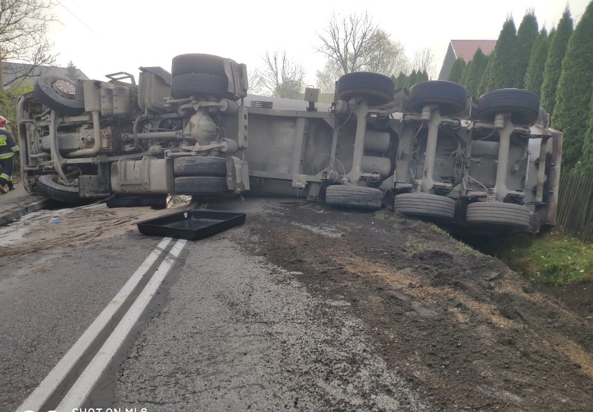 W Podolszu (gm. Zator) ciężarówka przewróciła się na drogę