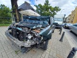 Osobowe subaru wbiło się pod samochód dostawczy. Wypadek przy Podwalu we Wrocławiu [ZDJĘCIA]