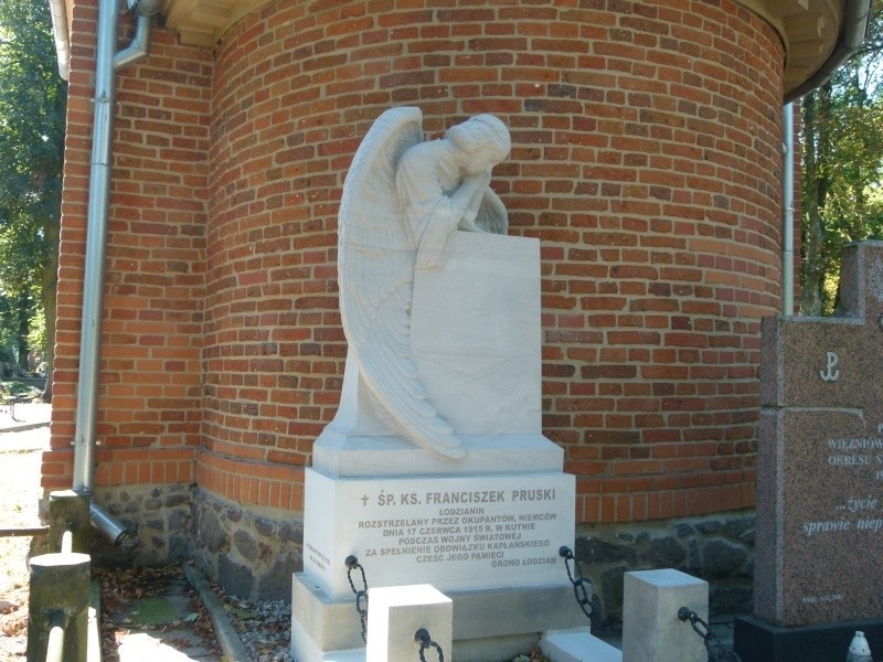 Odtworzona rzeźba na grobie księdza Franciszka Pruskiego na cmentarzu przy ul. Ogrodowej w Łodzi