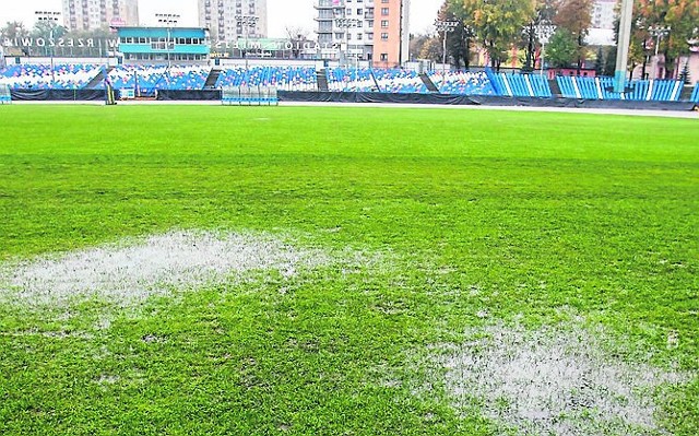 Tak wyglądała murawa stadionu przy ul. Hetmańskiej w Rzeszowie w poniedziałek.