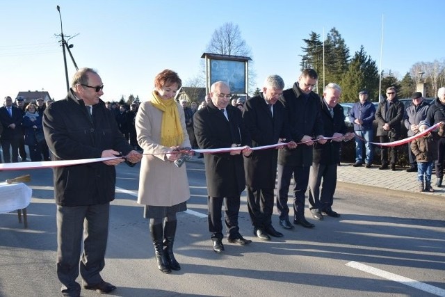W poniedziałek, 8 stycznia dokonano uroczystego otwarcia przebudowanej drogi powiatowej Zbrosza Duża – Jasieniec.