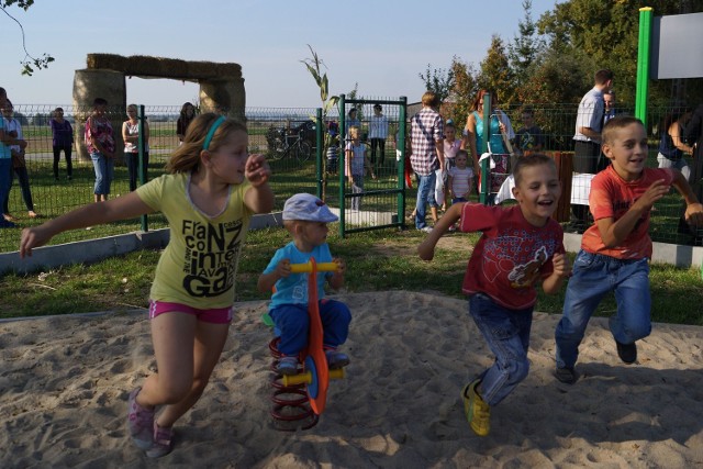W centrum Miastowic oddano do użytku plac zabaw. Patrząc na radość tych dzieci nie można zastanawiać się, czy ta inwestycja była potrzebna.