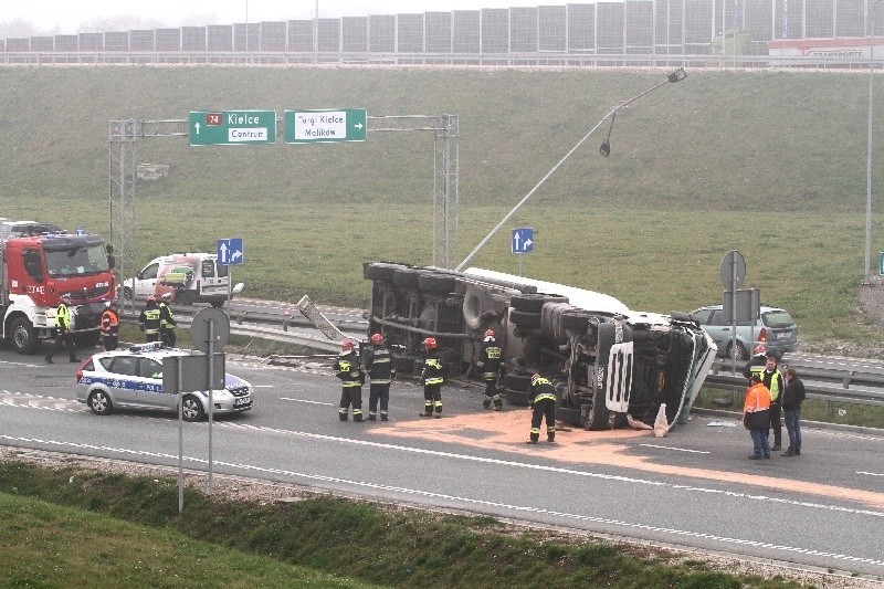 Wypadek na drodze numer 74 koło Kielc