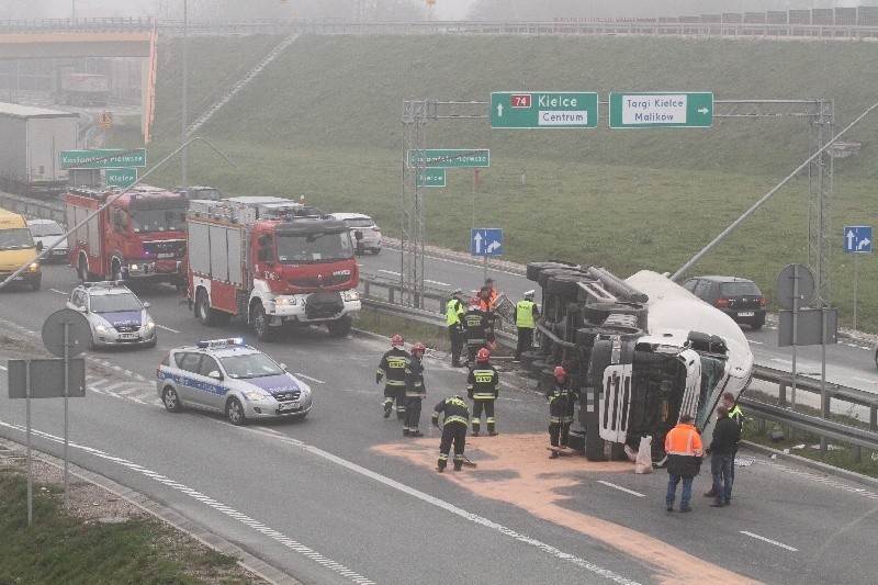 Wypadek na drodze numer 74 koło Kielc