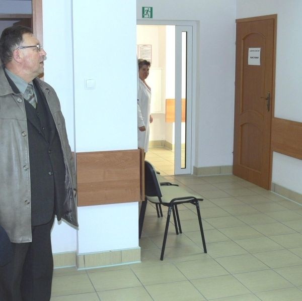 Józef Syska, wójt gminy Wodzisław, prezentuje wyremontowane pomieszczenia.