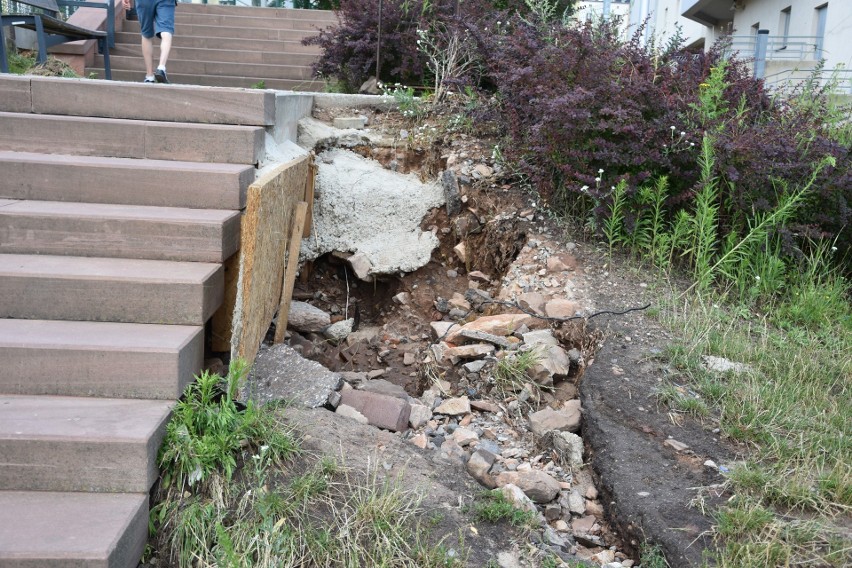 Po ulewie w Starachowicach. Podmyte przez wodę schody wymagają natychmiastowej interwencji