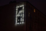 Ku czci Sztaudyngera, czyli nowy neon w Łodzi, w sąsiedztwie kamienicy, w której mieszkał autor fraszek