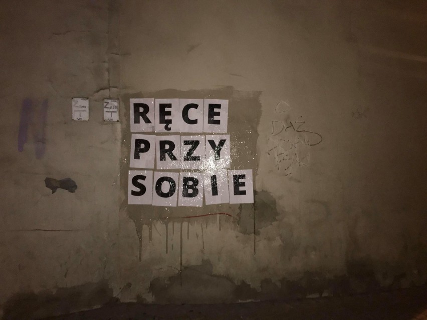 Tajemnicze plakaty pojawiły się w nocy w Lublinie. "Nie" dla przemocy wobec kobiet