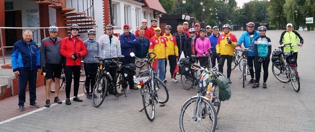 Rodzinna fotka rowerzystów z Kruszwicy, Inowrocławia i Strzelna