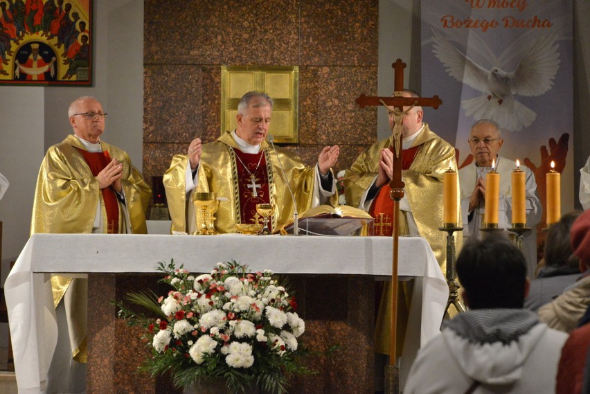Wiele osób na Nocy Świętych w Kielcach Dąbrowie. Mszy przewodniczył biskup Jan Piotrowski, później była adoracja i procesja [ZDJĘCIA, WIDEO]
