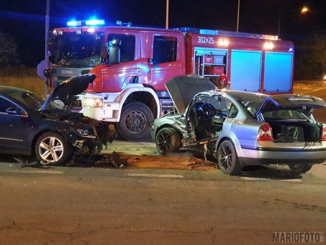 Wypadek w Opolu. Zderzenie dwóch volkswagenów passatów na obwodnicy miasta przy stacji BP. Dwie osoby ranne