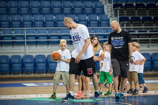 Paweł Leończyk już naucza dzieci gry w koszykówkę we Włocławku