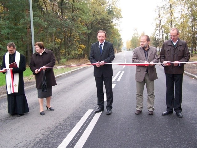 Przecięcie wstęgi na nowej drodze