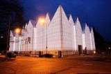 Efektownie oświetlona Filharmonia Szczecińska. Budynek w bieli, czerwieni i błękicie [zdjęcia, wideo]