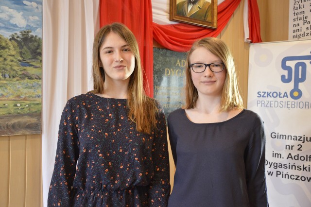 Julia z lewej i Laura Pasternak, podwójne laureatki z konkursów przedmiotowych.