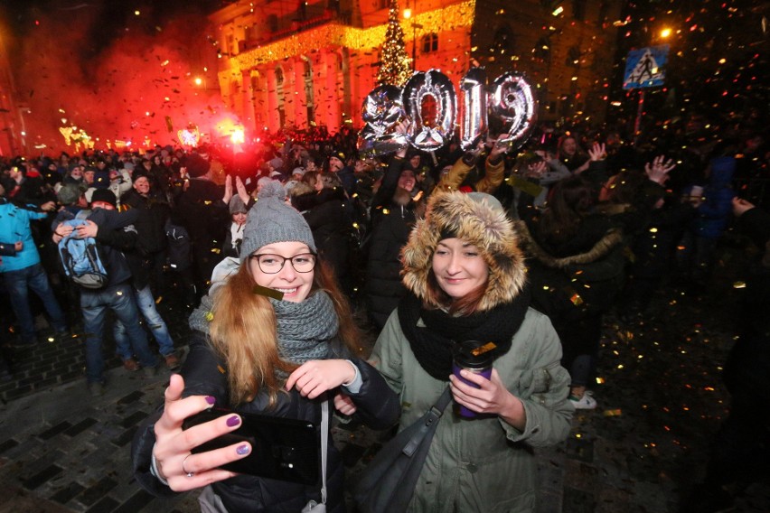 Sylwester w Lublinie. Tak mieszkańcy przywitali 2019 rok. Zobacz zdjęcia i wideo