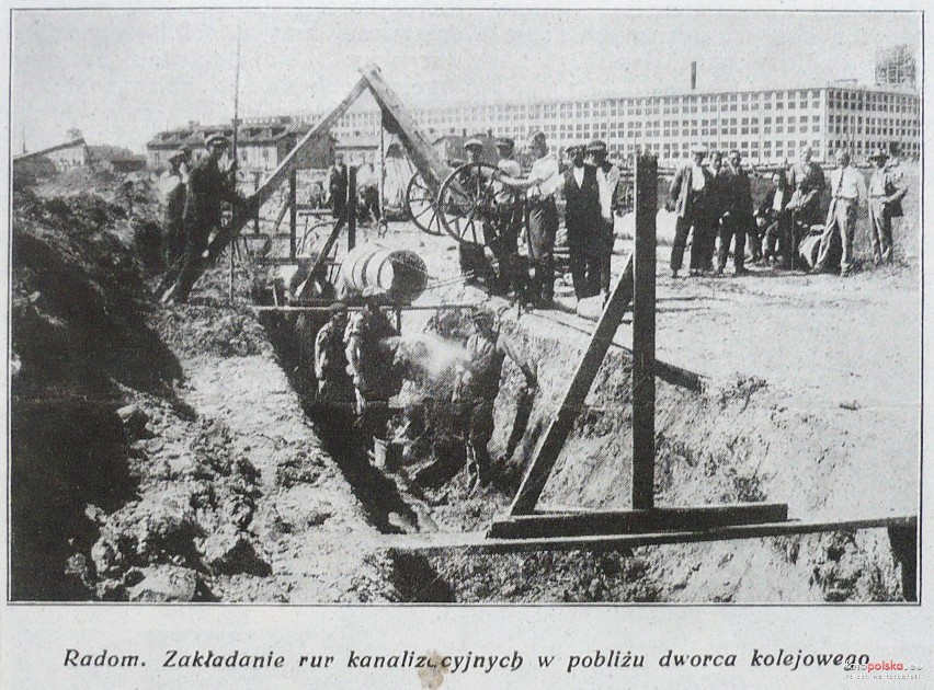 Rok 1925, Układanie rur kanalizacyjnych z zakładami...