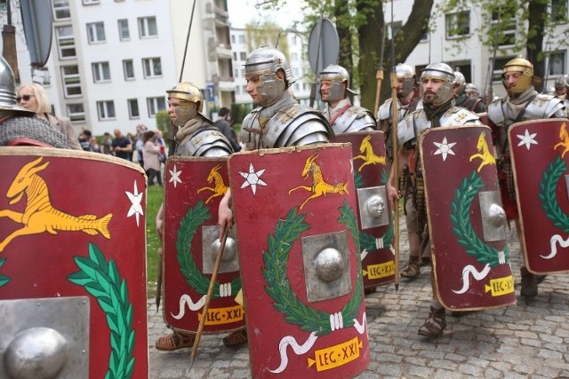 Legioniści rzymscy gościli w maju ubiegłego roku na Nocy Muzeów w Czeladzi. Teraz zobaczymy ich w akcji w Parku Jordana Zobacz kolejne zdjęcia/plansze. Przesuwaj zdjęcia w prawo naciśnij strzałkę lub przycisk NASTĘPNE