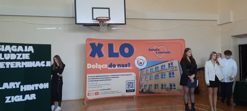 Zakończenie roku maturzystów w X Liceum Ogólnokształcącym imienia Stanisława Konarskiego w Radomiu. Odebrali świadectwa