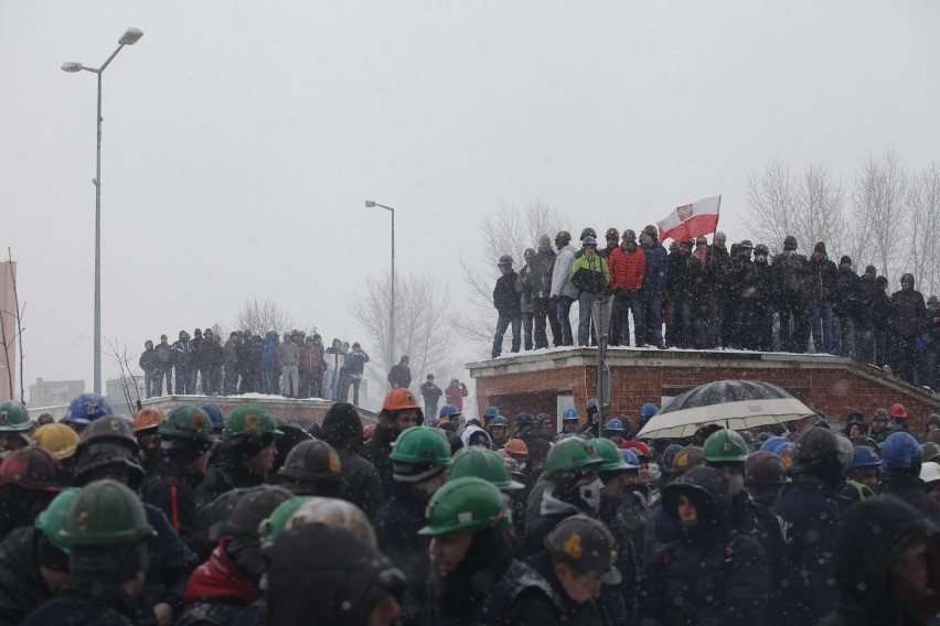 Strajk JSW: Bitwa górników z policją przed siedzibą JSW