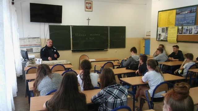 Przysuscy policjanci spotkali się z uczniami z Zespołu Szkół Ogólnokształcących w Wieniawie.