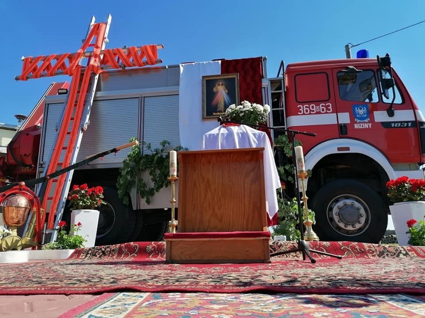 Wóz bojowy strażaków z OSP Niziny jednym z elementów ołtarza na Boże Ciało [ZDJĘCIA]