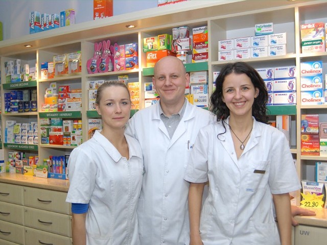 technik farmacji Paulina Knaś, magister farmacji Piotr Krawczyk, magister farmacji Anna Binkiewicz