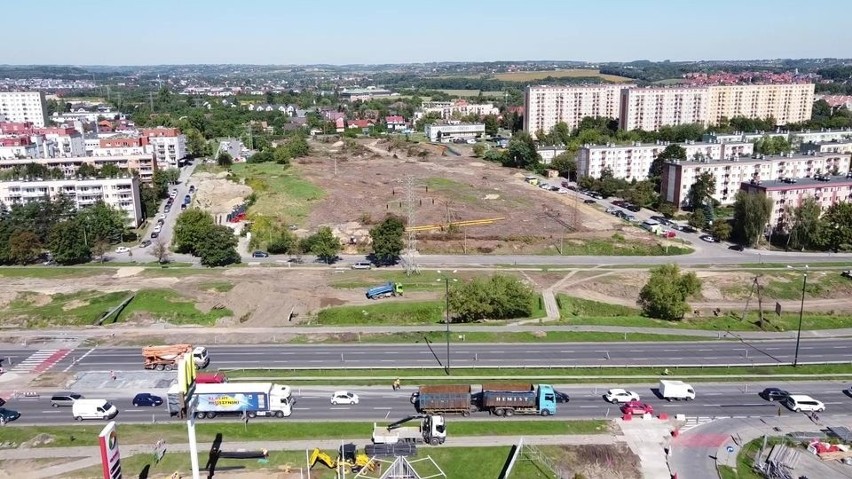 Tędy pojedzie tramwaj do Górki Narodowej w Krakowie. Te zdjęcia z drona pokazują rozmach budowy! 13.09