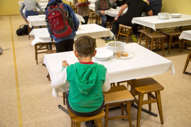Szkoły podstawowe od września będą musiały zapewnić uczniom jeden ciepły posiłek. Uczniowie mogą, choć nie muszą skorzystać z tej opcji. Obiad będzie odpłatny.