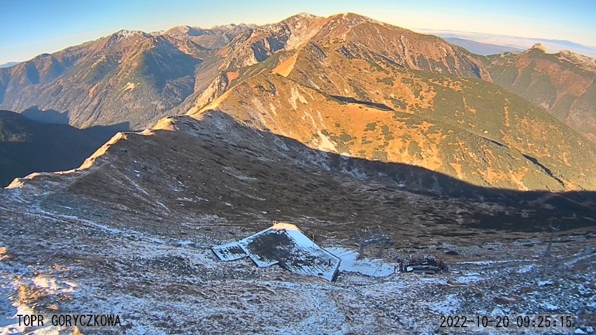 Tatry. W górach spadł świeży śnieg, spadła temperatura. Na szlakach zrobiło się bardzo ślisko 