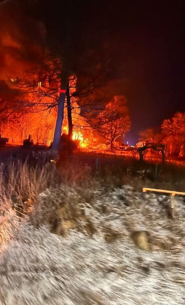 Na miejscu pracowało 10 zastępów straży pożarnej. Prace straży pożarnej potrwały do późnych godzin popołudniowych, bo trwało dogaszanie i sprawdzanie konstrukcji budynku.