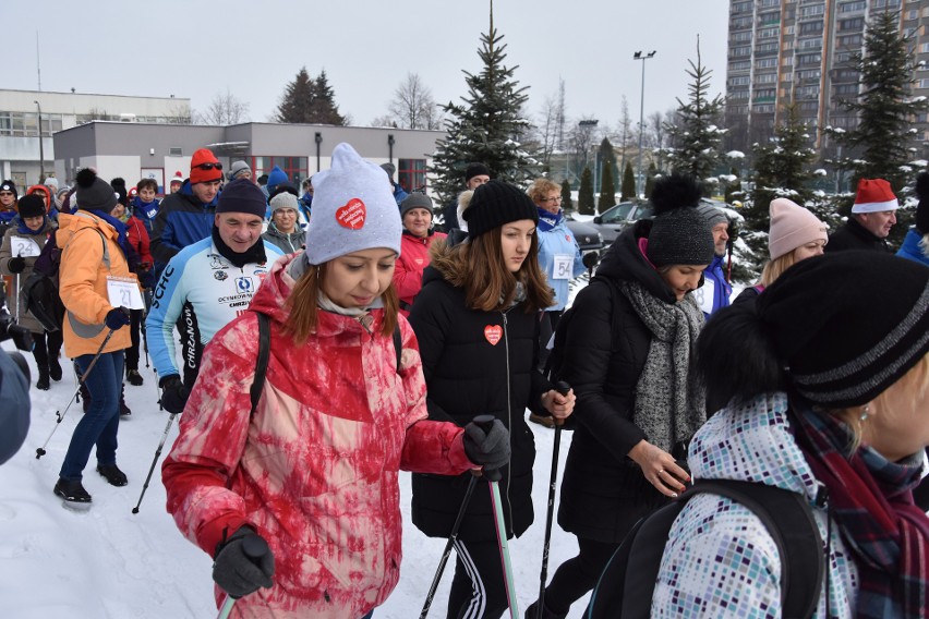 WOŚP 2019. Dzieci, dorośli i seniorzy spacerowali z kijkami, by wesprzeć zbiórkę WOŚP [ZDJĘCIA]